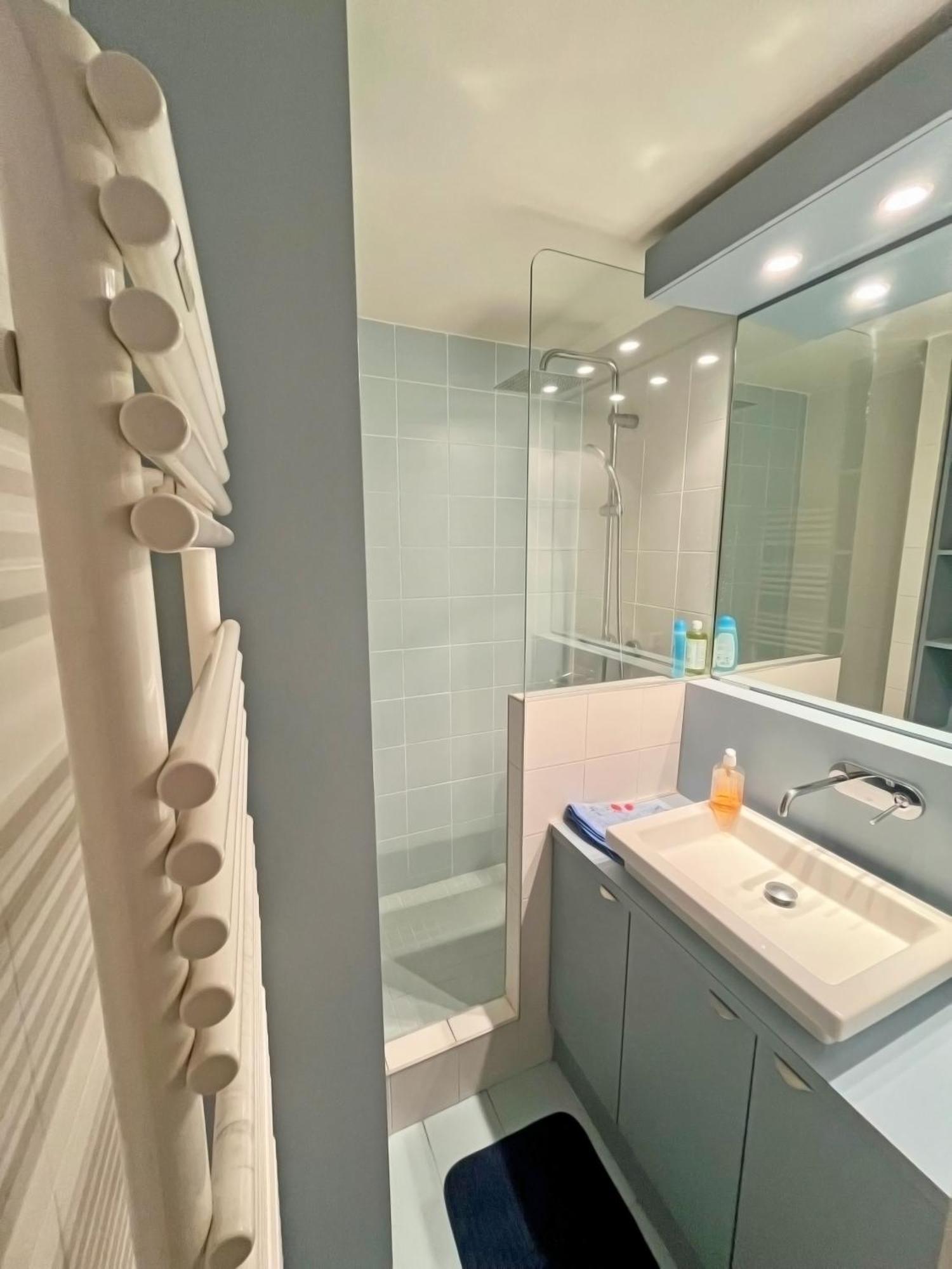 Apartment Golfe Juan - 5min Des Plages - Parking Privee - Piscine Rooftop